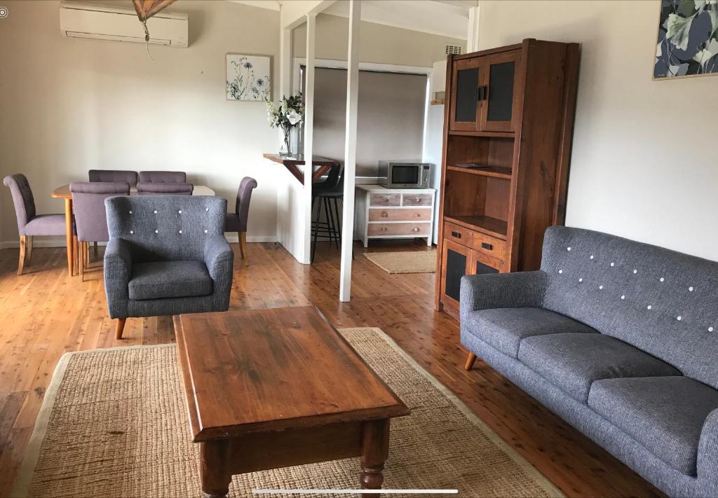 3 Bedroom Lakeview Cottage with Drying/Bike Room photo 4