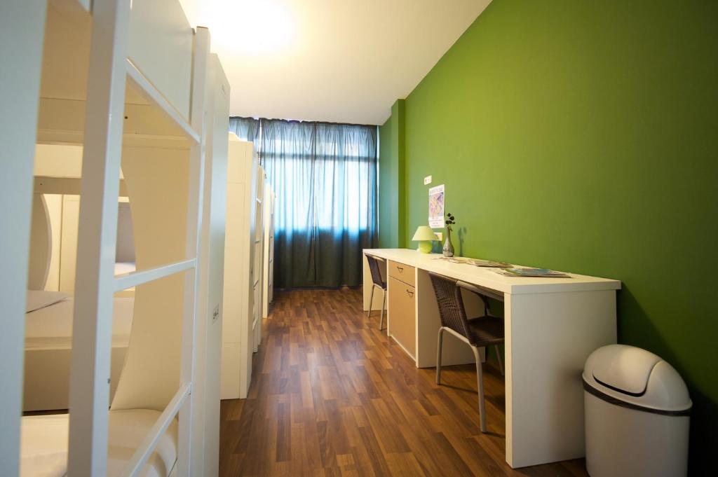 Номер (Односпальная кровать в общем номере с 6 кроватями), Funk Lounge Hostel