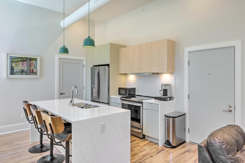 Contemporary Cincinnati Condo - Pets Allowed! photo 2