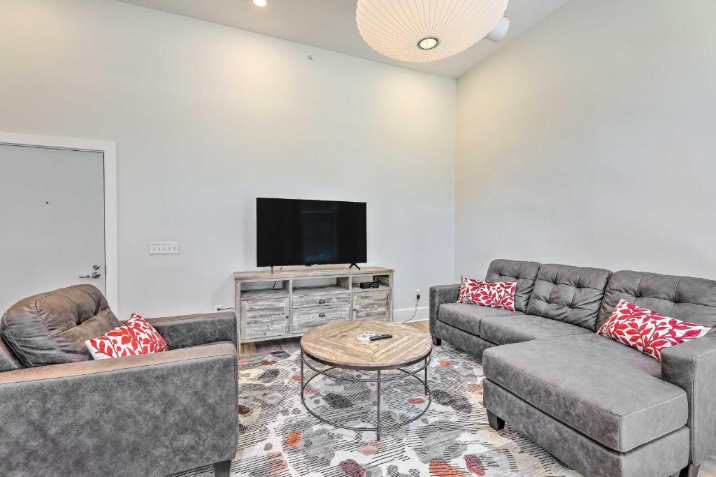 Contemporary Cincinnati Condo - Pets Allowed! photo 1