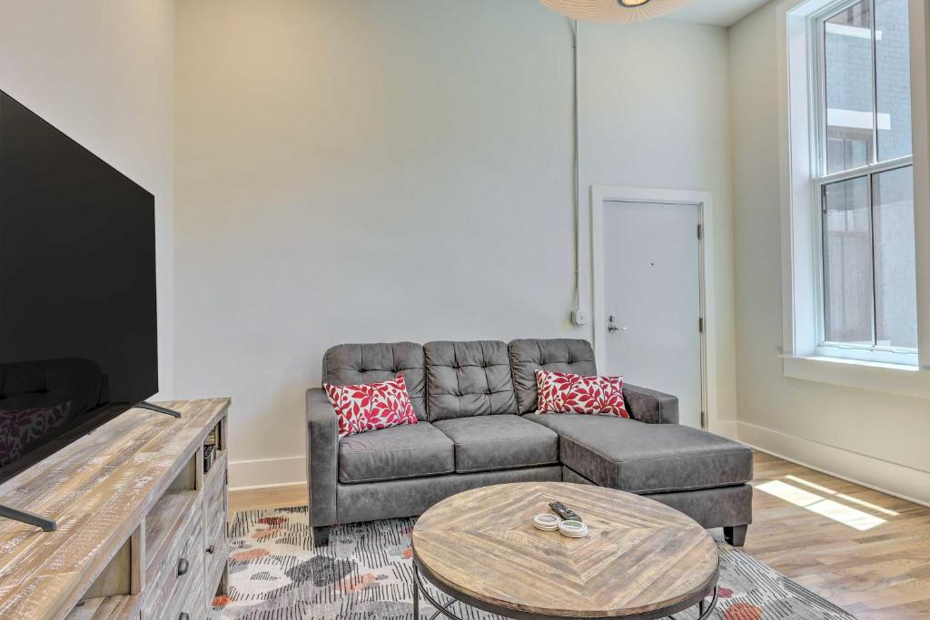 Contemporary Cincinnati Condo - Pets Allowed! photo 4