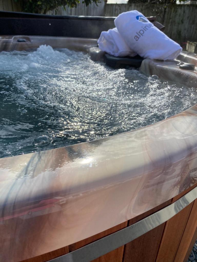 The Great Escape, Luxury Waterfront, HotTub photo 4