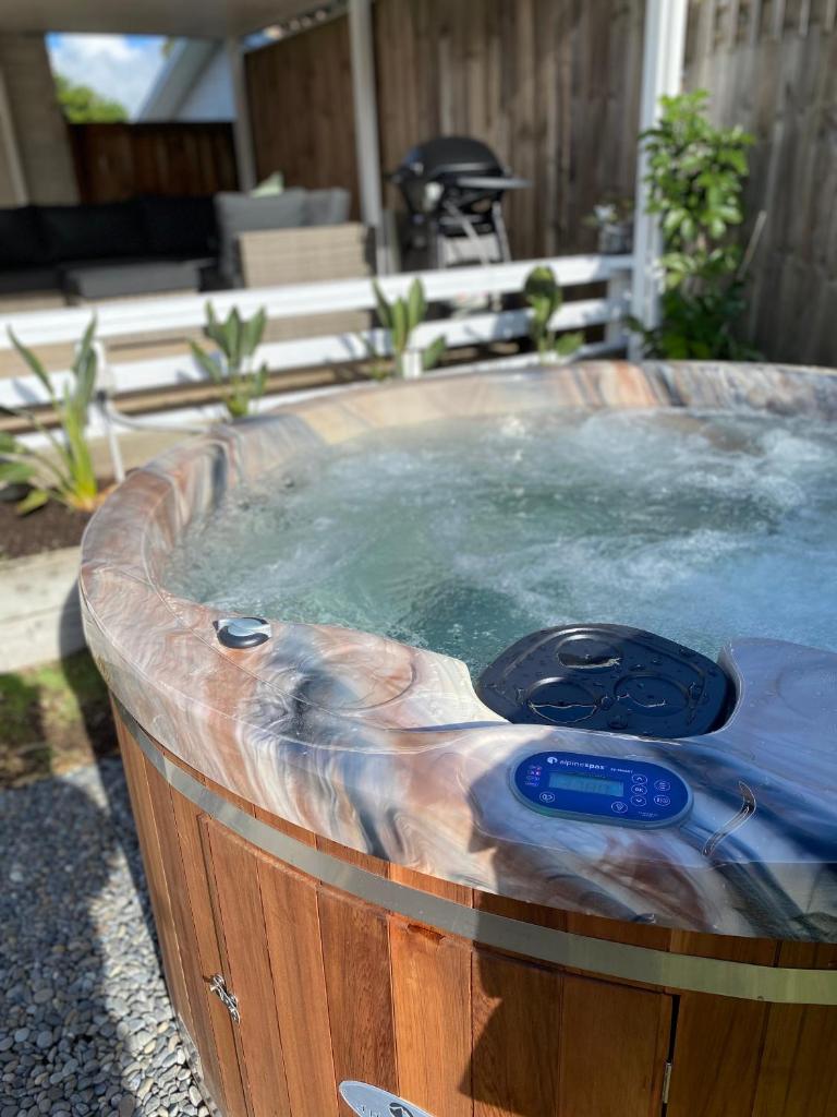 The Great Escape, Luxury Waterfront, HotTub photo 3