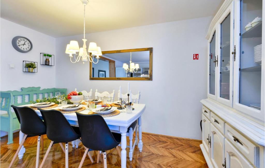 Amazing Home In Gornje Plavnice With 3 Bedrooms, Wifi And Outdoor Swimming Pool photo 3