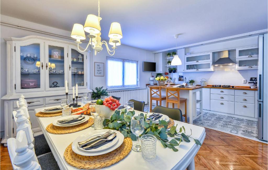 Amazing Home In Gornje Plavnice With 3 Bedrooms, Wifi And Outdoor Swimming Pool photo 4