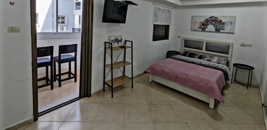 1351 דירת סטודיו עם מרפסת מול הים photo 4