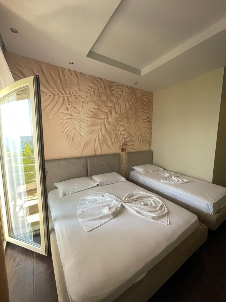 Royal Blue Hotel photo 2