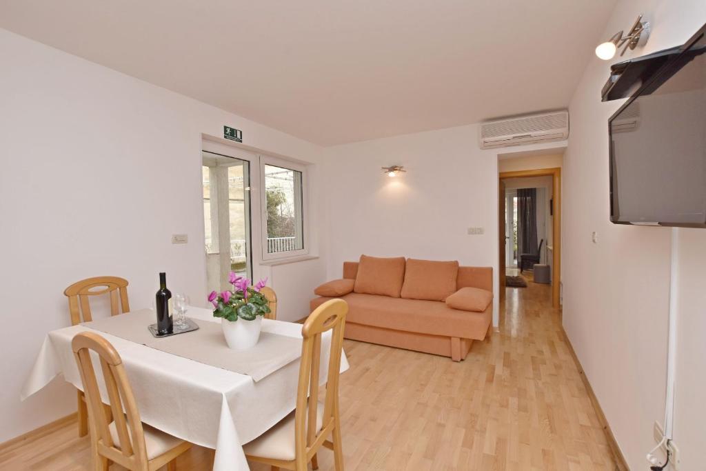Apartment Mate photo 3