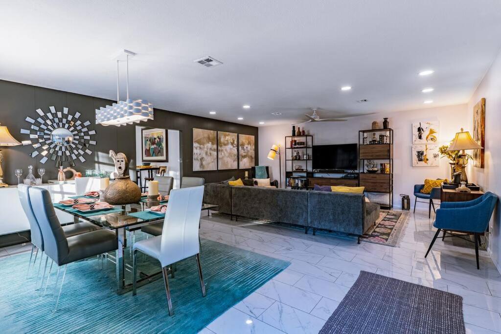 Cosmopolitan Suite, Centrally located to Downtown and the beach. image