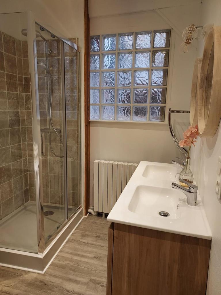 Sous murs, petite maison de ville au charme authentique photo 3
