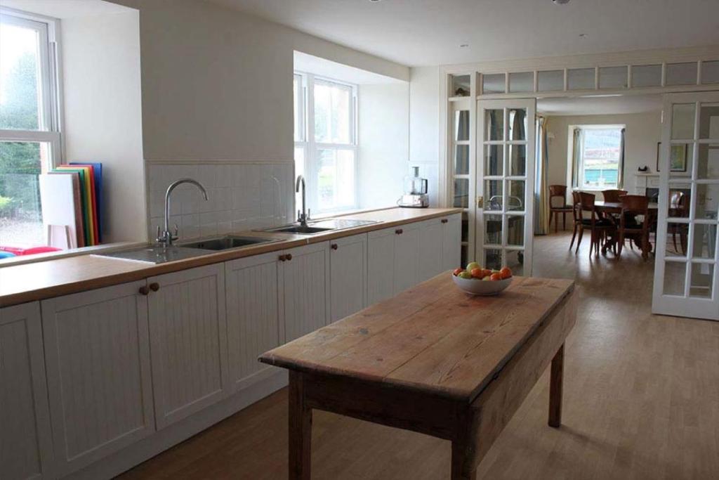 Garbity Farmhouse - beautiful 6-bedroom Farmhouse with open fires photo 3
