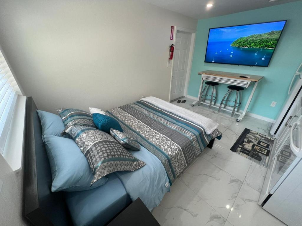 Zin Cozy Studio - 5 min to Beach image