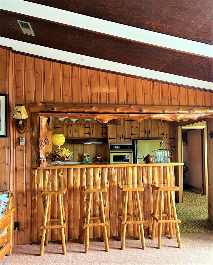 Somewhere In Time - RETRO SPACIOUS COTTAGE with PRIVATE SANDY BEACH