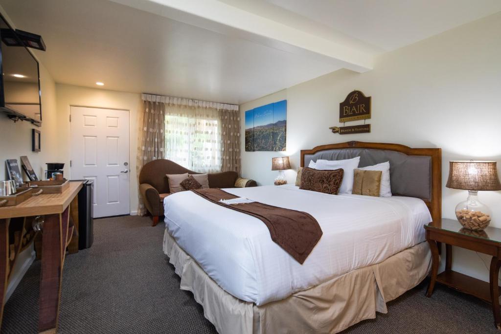 The Vendange Carmel Inn & Suites photo 1
