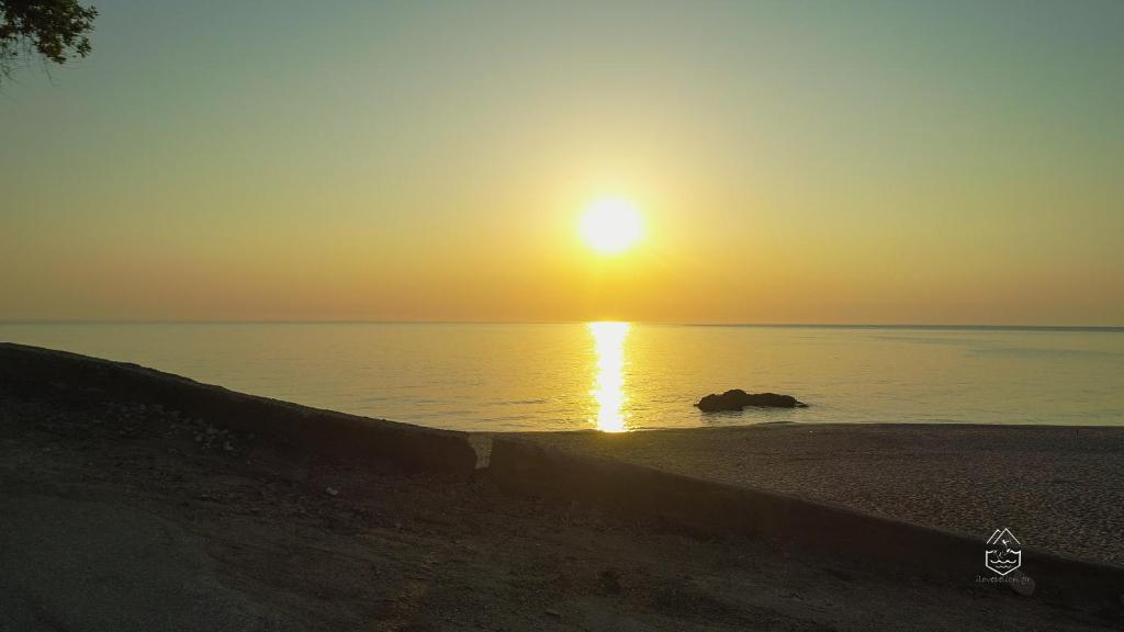 Genevieve Sea House - by the sea ....on the beach. photo 2