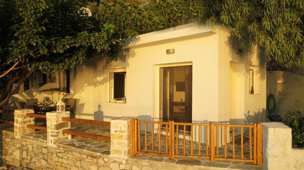 Genevieve Sea House - by the sea ....on the beach. photo 3