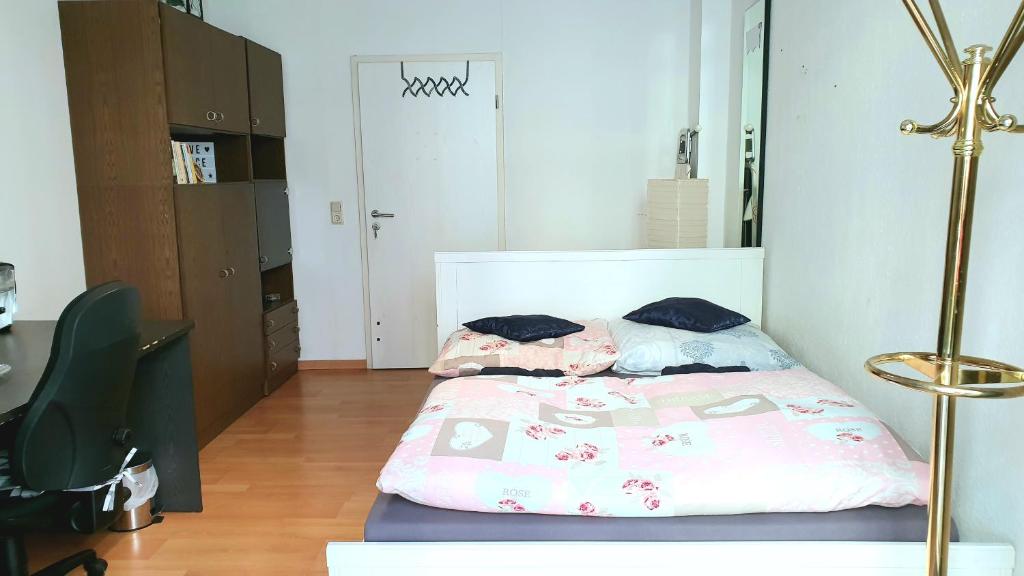 Room in City Center Halle with shared bathroom & kitchen - Free WiFi, Netflix, iPad & Ground floor photo 1