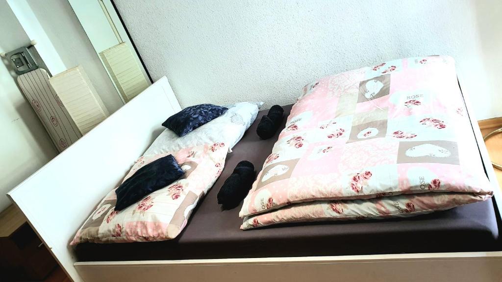 Room in City Center Halle with shared bathroom & kitchen - Free WiFi, Netflix, iPad & Ground floor photo 2