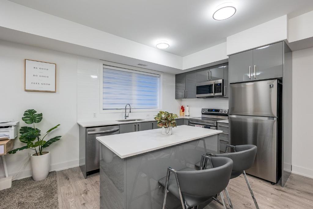 Exquisite 2 Bedroom Apt, mins to the falls. photo 2