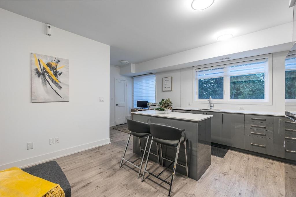 Exquisite 2 Bedroom Apt, mins to the falls. photo 4