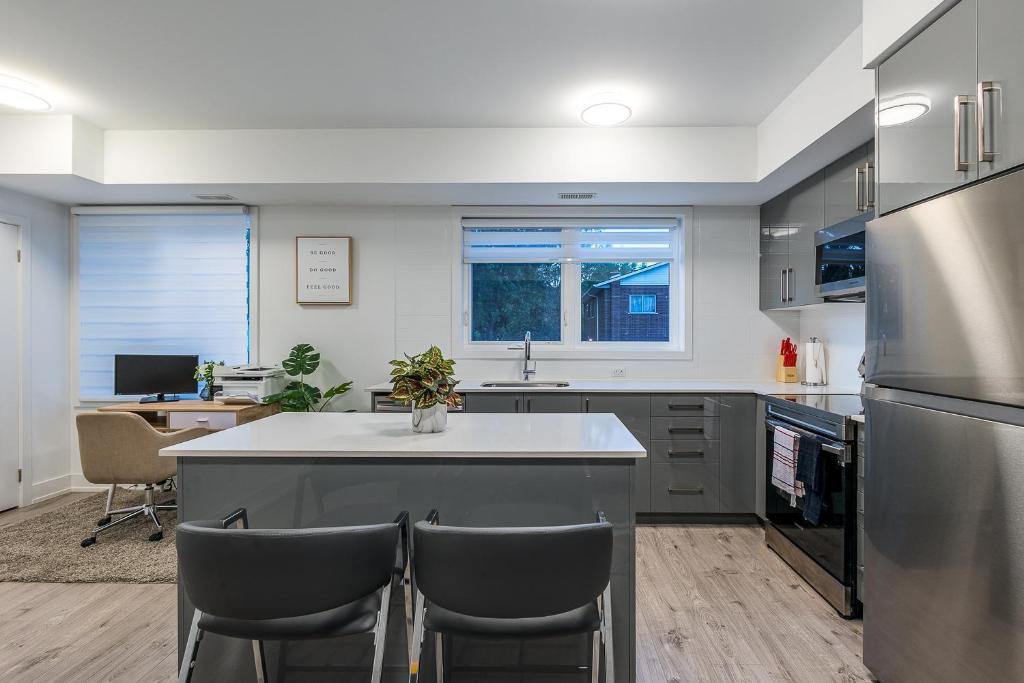 Exquisite 2 Bedroom Apt, mins to the falls. photo 3