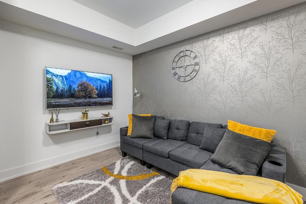 Exquisite 2 Bedroom Apt, mins to the falls. photo 1