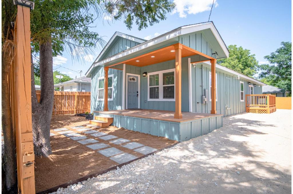 Newly Remodeled 4BR 2BA Near Amazing Downtown image