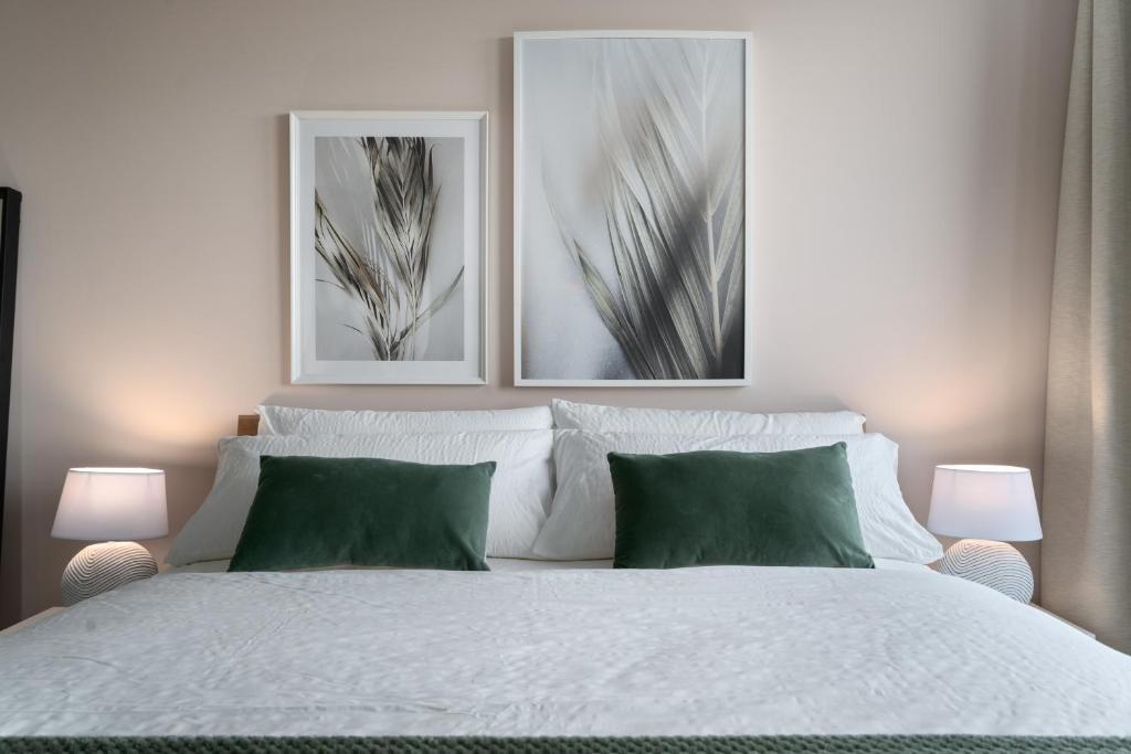 SHS HOMES-LUXE HIGHRISE, 2 BEDROOMS, KITCHEN, FREE PARKING, STUNNING VIEW, LARGE TARRASSE, Workspace photo 2