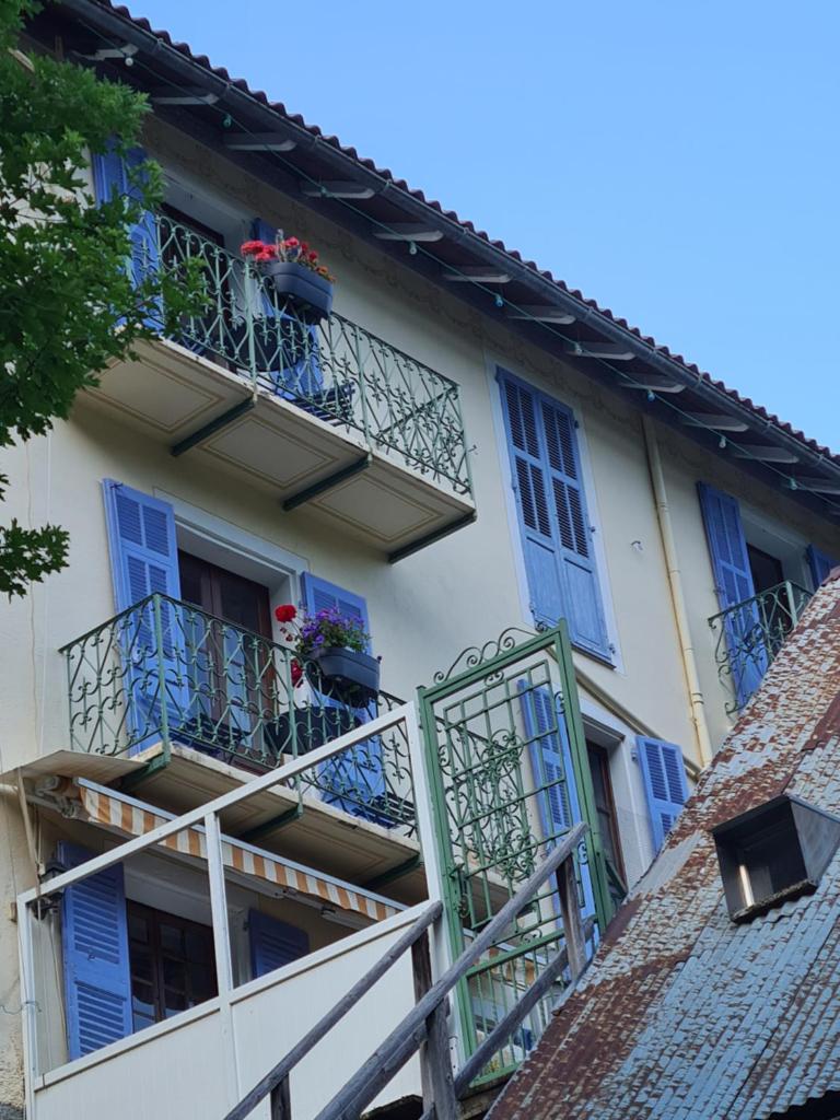 Les Etrangers a l'ancien Hotel des Etrangers - Tap to explore photos