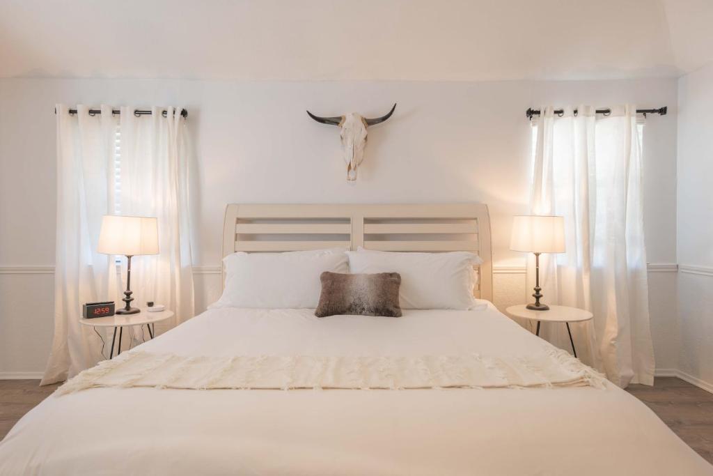 Timeless-Texas-Inn - Heated Pool Oasis & Lux Vibe photo 4
