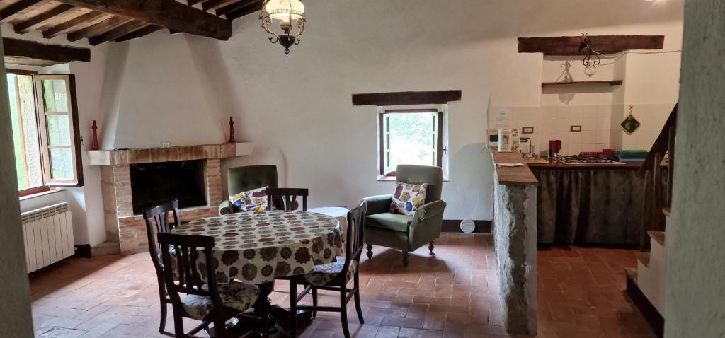 View of Monte Amiata for 3 guests Agriturismo La Piaggia - Vivo dOrcia - Tap to explore photos