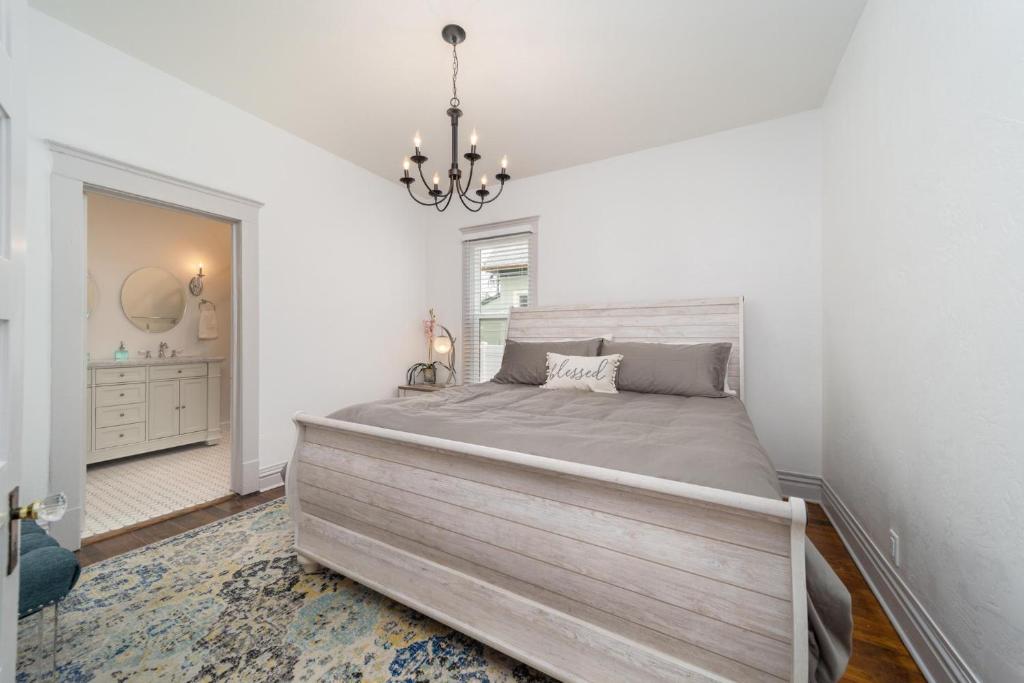 Relax at this charming and cozy downtown retreat photo 4