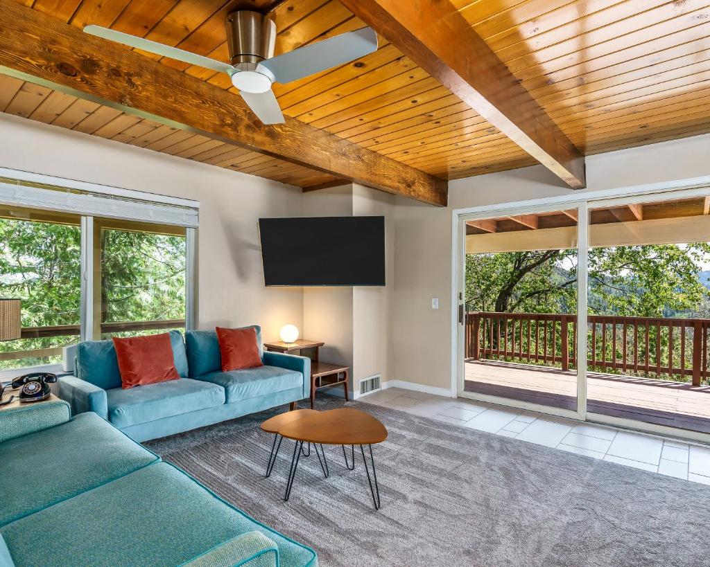 Eagle View Mountain Retreat with stunning views, hot tub, decks, 1 acre photo 4