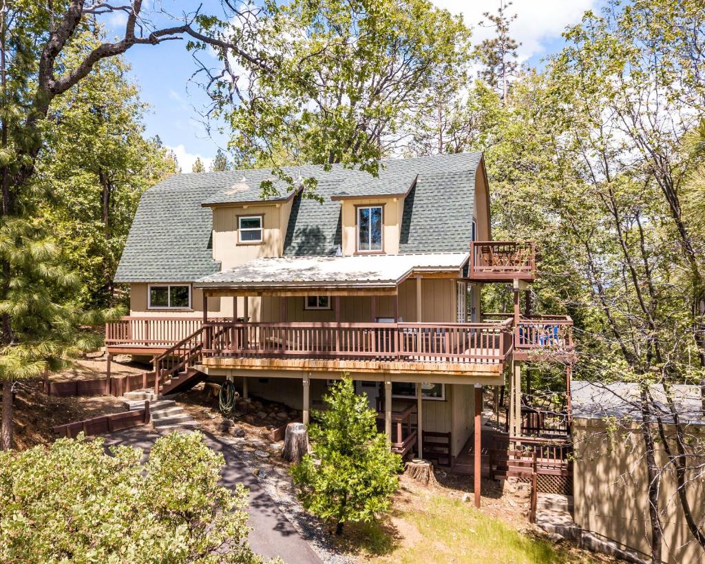 Eagle View Mountain Retreat with stunning views, hot tub, decks, 1 acre photo 1