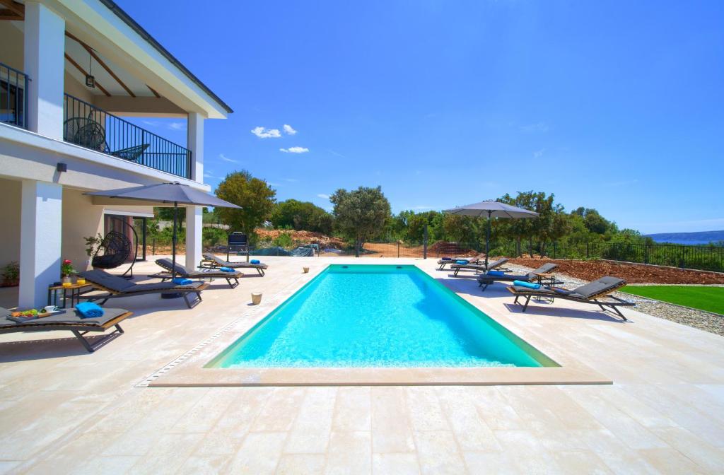 Villa MAGNIFICA with pool photo 2