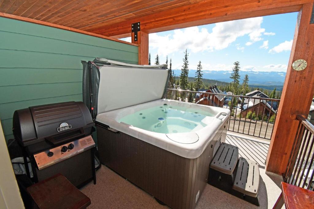 Towering Pines Chalet Comfortable and Cozy Chalet with Spectacular Views photo 2