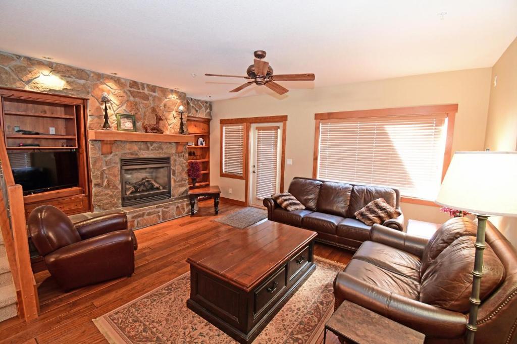 Towering Pines Chalet Comfortable and Cozy Chalet with Spectacular Views photo 4