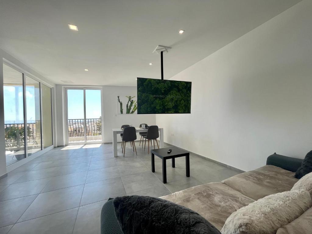 190 Sqm Apartment in Swieqi with Views and free high speed Wifi photo 1