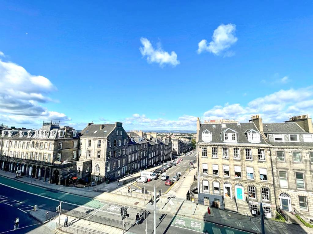 Incredible St Andrew's Sq - 2 bed in the sky - Tap to explore photos