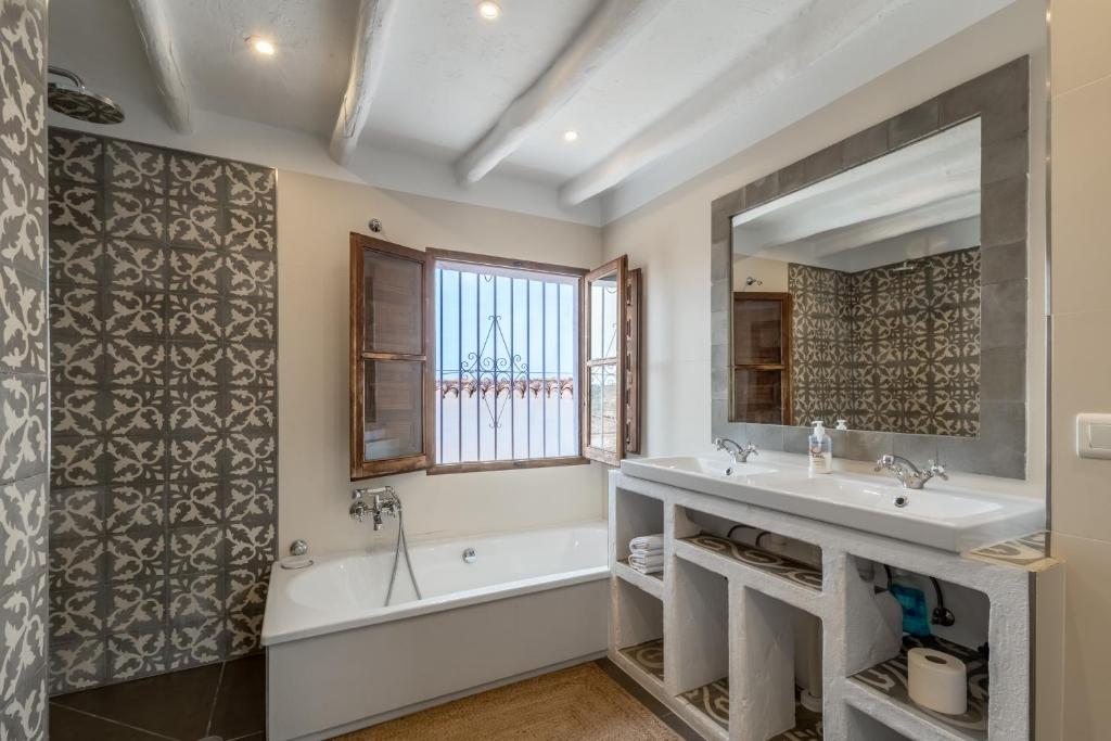Town house with roof terrace and plunge pool photo 3