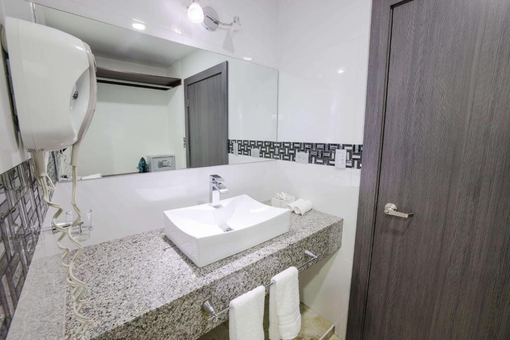 Basha Hotel & Restaurant photo 3