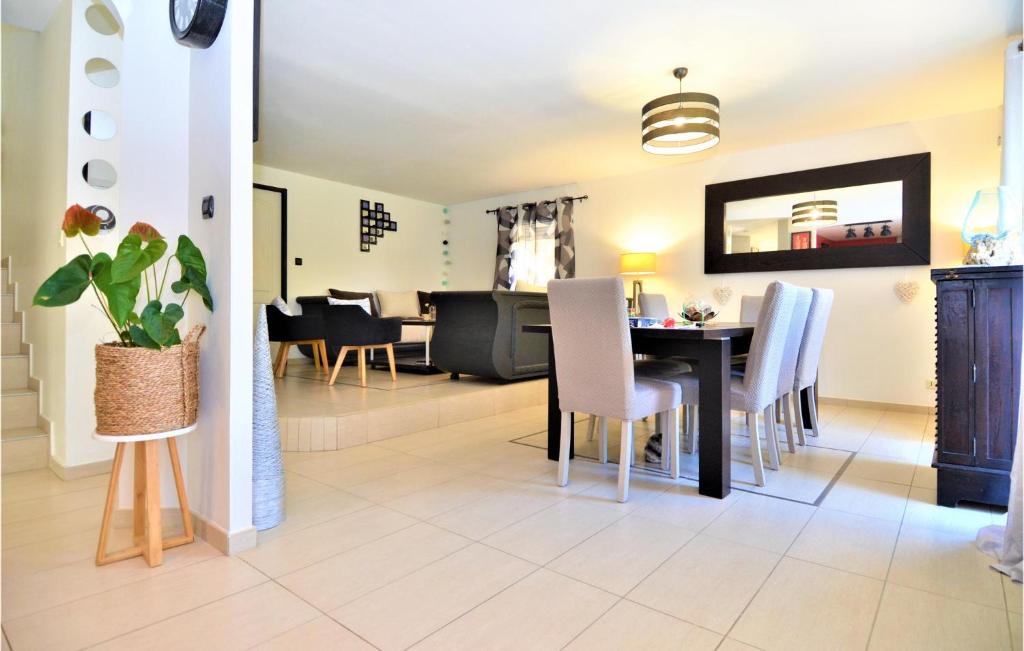 Beautiful Home In Sauveterre With Outdoor Swimming Pool, Wifi And 6 Bedrooms photo 2