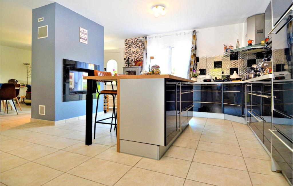 Beautiful Home In Sauveterre With Outdoor Swimming Pool, Wifi And 6 Bedrooms photo 4