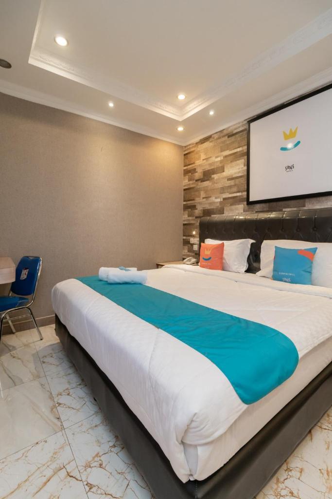 Sans Hotel Beauty Palembang - Tap to explore photos