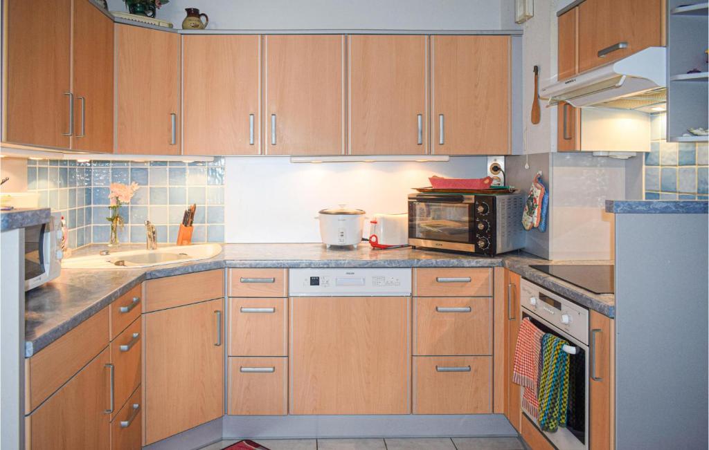 Stunning Apartment In Vaux-sur-mer With Outdoor Swimming Pool, Wifi And 2 Bedrooms photo 4