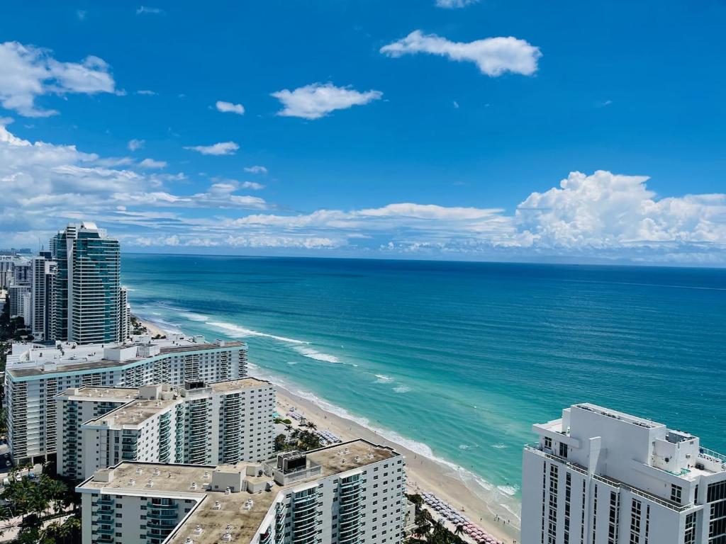 AMAZING VIEWS IN A DREAM APARTMENT By rent4us image
