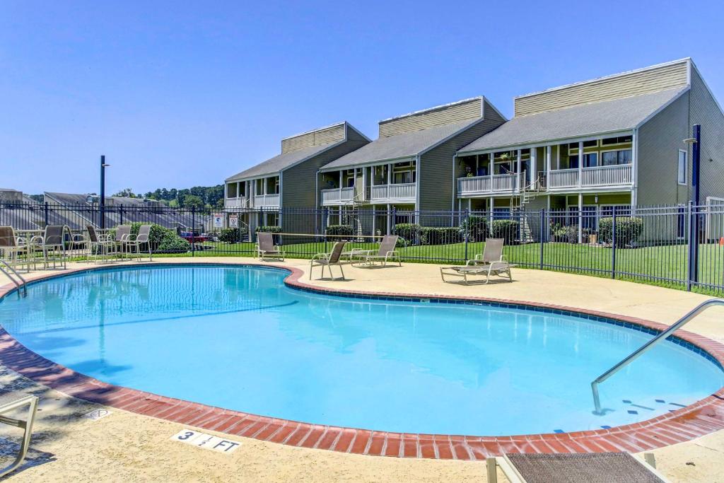 Gorgeous Lakefront Townhome with Pool Access and Views photo 2