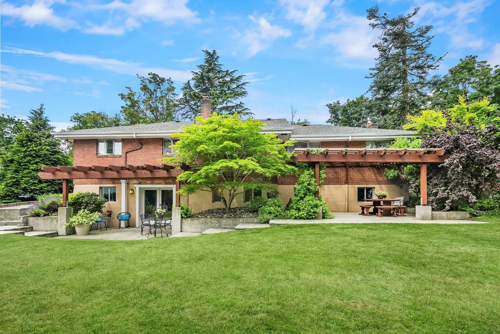 Ravenna Retreat - Free Parking - 1GBPS Fiber WIFI - Near UW image