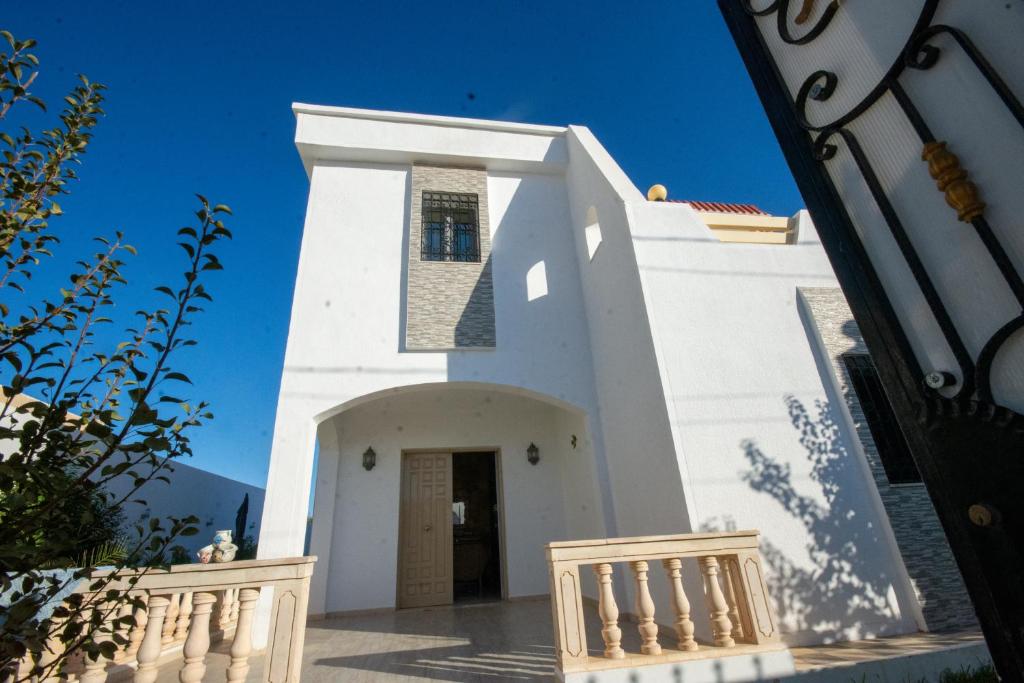 Villa meublée avec piscine et abri de voiture photo 4