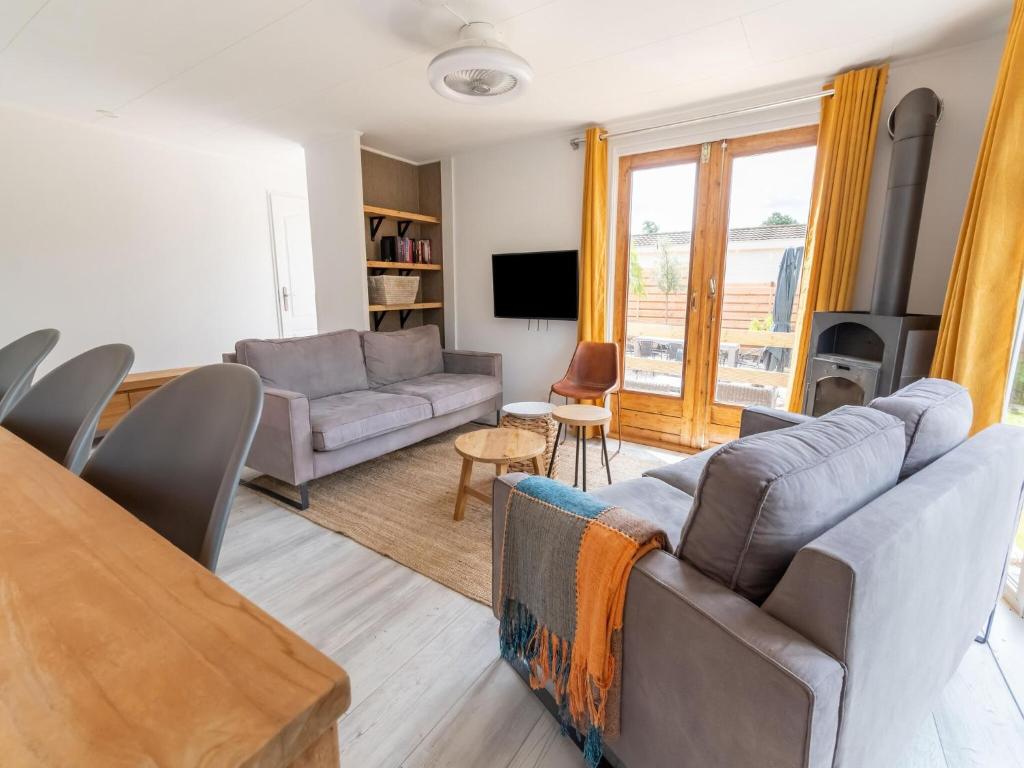 Idyllic holiday home in Ooltgensplaat on the water photo 3